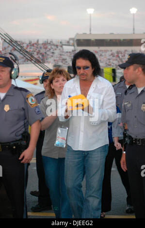 Sep 10, 2004; Richmond, VA, USA; GENE SIMMONS, der Rock-Band KISS, Autogramme beim Emerson Radio 250 Rennen in Richmond. Stockfoto