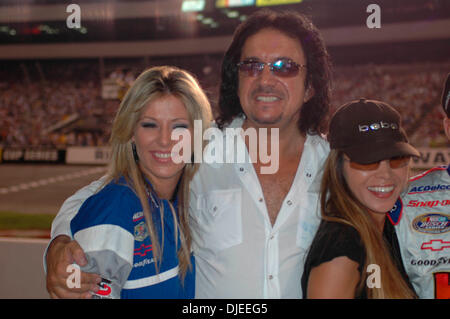 Sep 10, 2004; Richmond, VA, USA; GENE SIMMONS, der Rock-Band KISS, Posen mit einer AC Delco Lady vor dem Start von Emerson Radio 250 auf dem Richmond International Raceway. Stockfoto