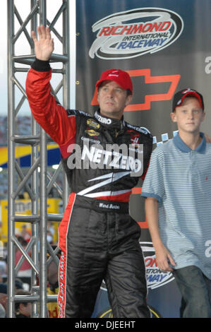 Sep 11, 2004; RIchmond, VA, USA; WARD BURTON mit seinem Sohn am "Chevy Rock and Roll 400" auf dem Richmond International Raceway eingeführt. Stockfoto