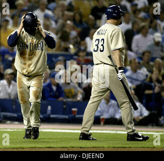 Sep 13, 2004; Los Angeles, Kalifornien, USA; San Diego Padres KHALIL GREENE (L) auf einen Wild Pitch von Los Angeles Dodgers Odalis Perez während der vierten Inning in Los Angeles, am Montag, 13. September 2004 punktet. Stockfoto