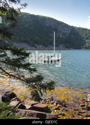 Ein schwarzer Segelboot verankert im Tal Cove im Fjord Somes Sound, Maine, USA. Stockfoto