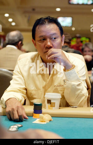 Sep 19, 2004; Atlantic City, NJ, USA; MEN "The Master" NGUYEN beobachtet andere Spieler an seinem Tisch, wie 312 Pokerspieler No Limit Texas Hold für eine Chance spielen auf den Hauptpreis von.55 gewinnen Millionen Dollar im Borgata Open World Poker Tour Event im Borgata Hotel Casino &amp; Spa in Atlantic City, NJ Sonntag, 19. September 2004. Stockfoto