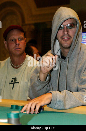 Sep 19, 2004; Atlantic City, NJ, USA; PHIL LAAK (rechts) spricht mit anderen Spielern an seinem Tisch wie 312 Pokerspieler No Limit Texas Hold für eine Chance spielen auf den Hauptpreis von.55 gewinnen Millionen Dollar im Borgata Open World Poker Tour Event im Borgata Hotel Casino &amp; Spa in Atlantic City, NJ Sonntag, 19. September 2004. Stockfoto