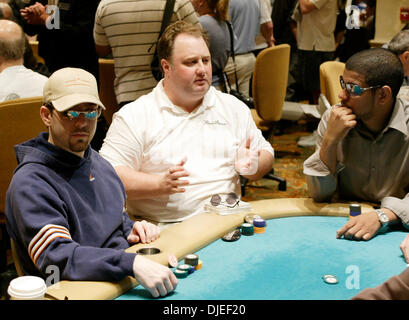 Sep 19, 2004; Atlantic City, NJ, USA; SCOTT FISHMAN (links), GREG "Fossilman" RAYMER, 2004 World Series of Poker Million-Dollar-Gewinner (Mitte), und DAVID WILLIAMS, 2004 World Series of Poker 2. Platzsieger (rechts) sitzen am selben Tisch wie 312 Pokerspieler spielen No Limit Texas Hold für eine Chance auf den Hauptpreis von.55 gewinnen Millionen US-Dollar in der Borgata Open World Poke Stockfoto