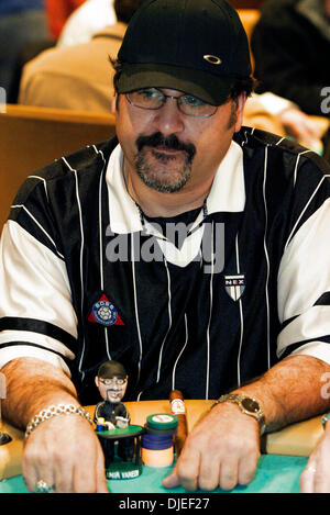 Sep 19, 2004; Atlantic City, NJ, USA; Mit seinem eigenen Wackelkopf Puppe vor ihm, AMIR VAHEDI Uhren an seinem Tisch zu spielen, da 312 Pokerspieler No Limit Texas Hold für eine Chance spielen auf den Hauptpreis von.55 gewinnen Millionen Dollar im Borgata Open World Poker Tour Event im Borgata Hotel Casino &amp; Spa in Atlantic City, NJ Sonntag, 19. September 2004. Stockfoto