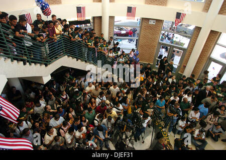 Sep 22, 2004; San Antonio, TX, USA; Studenten drängen sich in einer Rotunde Darold Williamson seiner Alma Mater besuchen sehen Business Karriere und Holmes High School zum ersten Mal seit dem Gewinn einer Goldmedaille in der 4 x 400 Meter-Staffel bei den Olympischen Spielen in Athen. Stockfoto