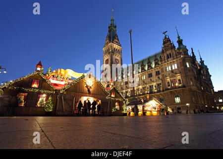 Abenddämmerung am Roncalli Weihnachtsmarkt in Hamburg, Deutschland. Der Markt vor Hamburger Rathaus läuft vom 25 November bis 23 Dezember und handgefertigte Ware verkauft. Bildnachweis: Stuart Forster/Alamy Live-Nachrichten Stockfoto