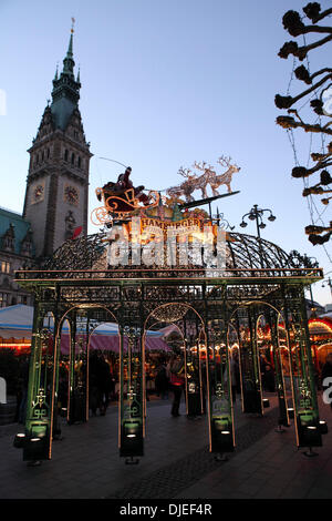 Eingang zum Roncalli Weihnachtsmarkt in Hamburg, Deutschland. Der Markt vor Hamburger Rathaus läuft vom 25 November bis 23 Dezember und handgefertigte Ware verkauft. Bildnachweis: Stuart Forster/Alamy Live-Nachrichten Stockfoto