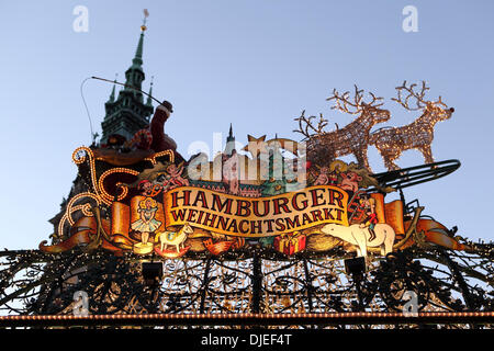 Zeichen auf dem Roncalli Weihnachtsmarkt in Hamburg, Deutschland. Der Markt vor Hamburger Rathaus läuft vom 25 November bis 23 Dezember und handgefertigte Ware verkauft. Bildnachweis: Stuart Forster/Alamy Live-Nachrichten Stockfoto