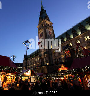 Abenddämmerung auf dem Roncalli Weihnachtsmarkt in Hamburg, Deutschland. Der Markt vor Hamburger Rathaus läuft vom 25 November bis 23 Dezember. Bildnachweis: Stuart Forster/Alamy Live-Nachrichten Stockfoto