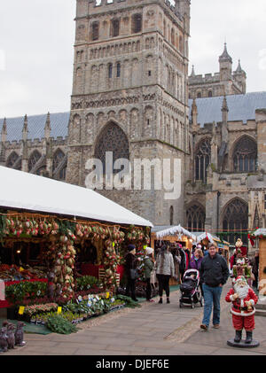 Exeter, Devon, UK. 26. November 2013. Weihnachts-Einkäufer suchen Geschenke am Exeter Weihnachtsmarkt auf dem Gelände des St.-Peter Kathedrale. Bildnachweis: Pjhpix/Alamy Live-Nachrichten Stockfoto