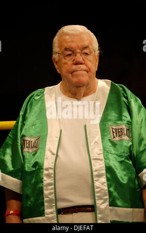 Sep 30, 2004; Los Angeles, Kalifornien, USA; Legendären Box-Trainer LOU DEVA, die Sterne in der Fox-Reality-Serie "Die nächste große Champ." Stockfoto