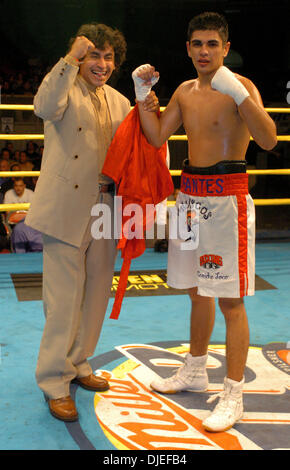 Sep 30, 2004; Los Angeles, Kalifornien, USA; Boxer ARMANDO DORANTES nach Sieg über Odi Rivera in Oscar De La Hoya's 'Boxeo De Oro"at The Grand Olympic Auditorium statt. Stockfoto