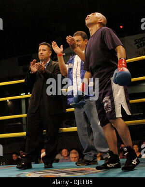 Sep 30, 2004; Los Angeles, Kalifornien, USA; Boxer EDGAR VARGAS bereitet sich auf seinen Kampf gegen Enrique Ornelas im Oscar De La Hoya "Boxeo De Oro" at The Grand Olympic Auditorium statt. Stockfoto