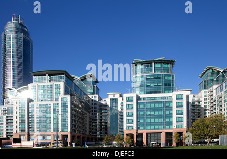 Moderne Apartments einschließlich Runde St. George's Wharf Tower bei Vauxhall Cross in London UK Stockfoto