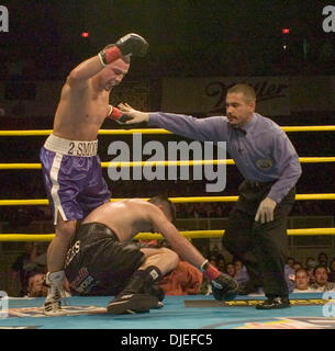 Sep 30, 2004; Los Angeles, Kalifornien, USA; Boxer CHRISTIAN CRUZ (blau) Niederlagen statt ENRIQUE ORNELAS (braun) in Oscar De La Hoya's 'Boxeo De Oro"at The Grand Olympic Auditorium. Stockfoto