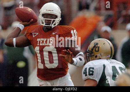 2. Oktober 2004; AUSTIN, TEXAS, USA; NCAA College-Football: Longhorns Vince Young geht während eines Spiels gegen der Baylor Bears Royal Stadium Darrell auf Samstag, 2. Oktober 2004. Stockfoto