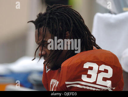 2. Oktober 2004; AUSTIN, TEXAS, USA; NCAA College-Football: Longhorns Cedric Benson stürzte für 187 Yards für das Spiel, indem man ihm die zweite höchste Rauschen Datensatz in der Schulegeschichte während des Spiels gegen der Baylor Bears Royal Stadium Darrell auf Samstag, 2. Oktober 2004. Stockfoto