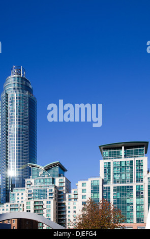 Moderne Apartments einschließlich Runde St. George's Wharf Tower bei Vauxhall Cross in London UK Stockfoto