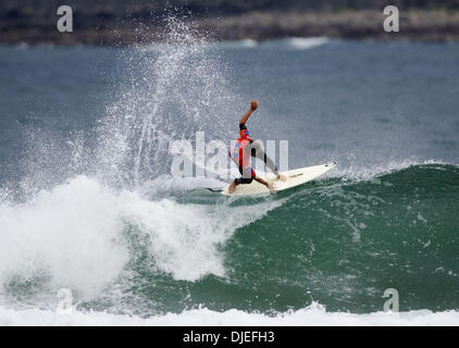 5. Oktober 2004; Mundaka, Baskisches Land, Spanien; Surfer DEAN MORRISON (Aus) rückte durch vier nach dem Sieg über amerikanische Tim Curran (CA, USA) in der dritten Runde von den Billabong Pro Mundaka heute abrunden. Stockfoto