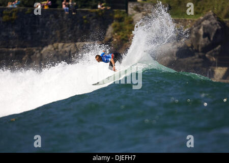 5. Oktober 2004; Mundaka, Baskisches Land, Spanien; Surfer GREG EMSLIE (Südafrika) wird in Runde zwei der Billabong Pro Mundaka Surfen nach nur knapp von Kalani Robb (Oahu, Hawaii) besiegt in der ersten Runde. Emslie erzielte eine totale Wärme-Punktzahl von 15,26 (aus einer möglichen 20) während Robb 15.84 erzielte. Stockfoto