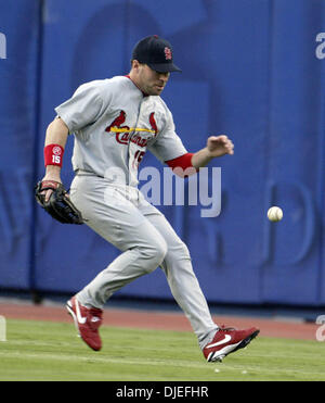 9. Oktober 2004; Los Angeles, Kalifornien, USA;  KIM EDMONDS von den St. Louis Cardinals läuft für den Ball während der zweiten Inning das Dodger Stadium in Los Angeles, Samstag, 9. Oktober 2004. Stockfoto