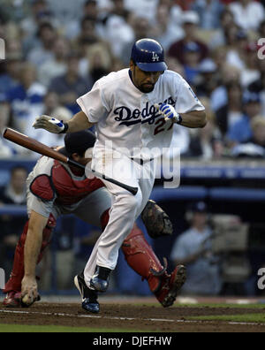 9. Oktober 2004; Los Angeles, Kalifornien, USA;  Krug JOSE LIMA aus Los Angeles Dodgers bunts den Ball während der zweiten Inning gegen die St. Louis Cardinals in Spiel 3 der Division-Baureihe auf das Dodger Stadium in Los Angeles, Samstag, 9. Oktober 2004. Stockfoto