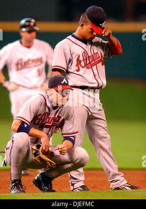 9. Oktober 2004; Houston, TX, USA; Atlanta Braves Spieler Chipper Jones und Rafael Furcal Körpersprache ist offensichtlich in der Unterseite des 7. Inning wie Astros voran 8-2 im Minute Maid PArk in Hosuton, Texas Oct.9, 2004 gehen. Stockfoto