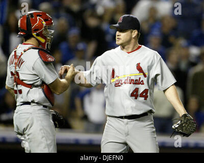 10. Oktober 2004; Los Angeles, Kalifornien, USA;  St. Louis Cardinals Entlastung Krug JASON ISRINGHAUSEN (R) ist von Catcher MIKE MATHENY gratulierte, nachdem die Kardinäle die Los Angeles Dodgers, 6-2, in Spiel 4 der National League Division Series in Los Angeles, 10. Oktober 2004 besiegt. Stockfoto