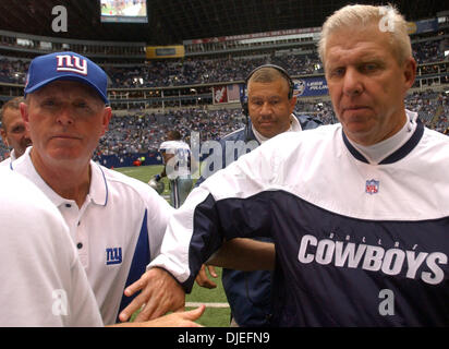 10. Oktober 2004; Irving, TX, USA; NFL-Football: Giants Headcoach trifft Tom Coughlin mit Dallas Headcoach Bill Parcells nach dem Spiel im Texas Stadium in Irving. Die Giants gewann 26-10. Stockfoto