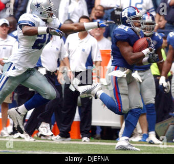 10. Oktober 2004; Irving, TX, USA; NFL-Football: Cowboys' Tony Dixon jagt Giants Tiki Barber im Texas Stadium in Irving. Die Giants gewann 26-10. Stockfoto