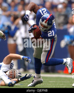 10. Oktober 2004; Irving, TX, USA; NFL-Football: Giants Tiki Barber läuft rund um Cowboys' Dat Nguyen Sonntag, 10. Oktober 2004 im Texas Stadium in Irving. Die Giants gewann 26-10. Stockfoto