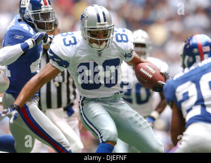 10. Oktober 2004; Irving, TX, USA; NFL-Football: Cowboys' Terry Glenn sucht Raum um Riesen Verteidiger im Texas Stadium in Irving. Die Giants gewann 26-10. Stockfoto