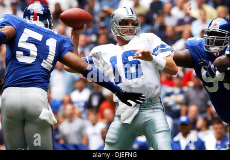 10. Oktober 2004; Irving, TX, USA; NFL-Football: Cowboys' Vinny Testaverde schaut, um gegen die Giants Sonntag, 10. Oktober 2004 im Texas Stadium in Irving übergeben. Die Giants gewann 26-10. Stockfoto