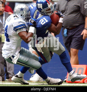 10. Oktober 2004; Irving, TX, USA; NFL-Football: Cowboys' Tony Dixon zieht nach unten Giants Tiki Barber Sonntag, 10. Oktober 2004 im Texas Stadium in Irving. Die Giants gewann 26-10. Stockfoto