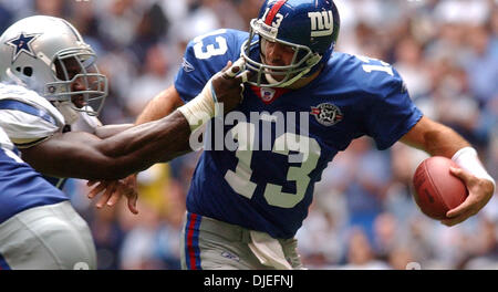 10. Oktober 2004; Irving, TX, USA; NFL-Football: Cowboys' Greg Ellis senkt Giants Kurt Warner Sonntag, 10. Oktober 2004 im Texas Stadium in Irving. Die Giants gewann 26-10. Stockfoto