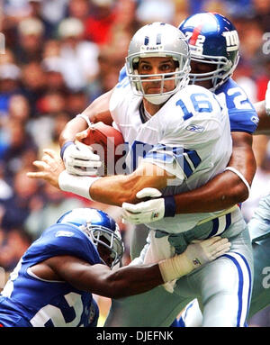 10. Oktober 2004; Irving, TX, USA; NFL-Football: Cowboys' Vinny Testaverde bekommt von Giants Gibril Wilson und Osi Umenyiora im Texas Stadium in Irving in Angriff genommen. Die Giants gewann 26-10. Stockfoto