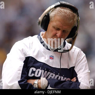 10. Oktober 2004; Irving, TX, USA; NFL-Football: Cowboys' Headcoach Bill Parcells Fuß an der Seitenlinie mit gesenktem Kopf am Ende des Spiels mit den Riesen im Texas Stadium in Irving. Die Giants gewann 26-10. Stockfoto