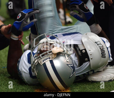 10. Oktober 2004; Irving, TX, USA; NFL-Football: Cowboys' Antonio Bryant liegt an der Seitenlinie in Schmerzen am Ende des Spiels mit den Riesen im Texas Stadium in Irving. Die Giants gewann 26-10. Stockfoto