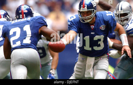 10. Oktober 2004; Irving, TX, USA; NFL-Football: Giants Kurt Warner übergibt an Tiki Barber gegen die Cowboys im Texas Stadium in Irving. Die Giants gewann 26-10. Stockfoto