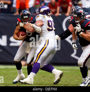 10. Oktober 2004; Houston, TX, USA; NFL-Football: Texaner QB David Carr wird in der zweiten Hälfte im Reliant Stadium in Houston von Viking DT Chris Hovan gestoppt. Stockfoto