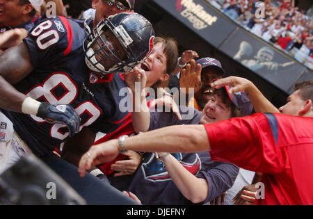 10. Oktober 2004; Houston, TX, USA; NFL-Football: Houstons WR Andre Johnson springt in die Endzone Fans nach seinem Tor einer Note nach unten während der zweiten Hälfte im Reliant Stadium in Houston. Stockfoto