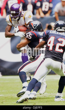 10. Oktober 2004; Houston, TX, USA; NFL-Football: Minnesota Vikings WR Randy Moss wird in der zweiten Hälfte im Reliant Stadium in Houston von Houston Texans gestoppt. Stockfoto