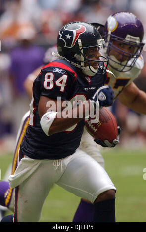 10. Oktober 2004; Houston, TX, USA; NFL-Football: Houston Texans WR J.J. Moses trägt den Ball gegen Minnesota, Sonntag, 10. Oktober 2004, in der zweiten Hälfte im Reliant Stadium in Houston. Stockfoto