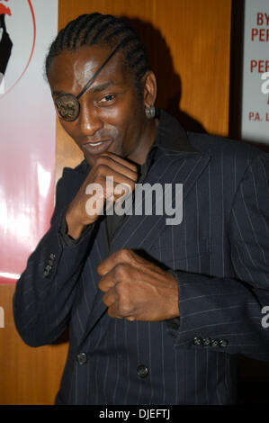 14. Oktober 2004; New York, NY, USA; MIKE OLAJIDE bei der Gala "Gerry Cooney Faust kämpft für New York" im Hilton Hotel in New York City. Stockfoto