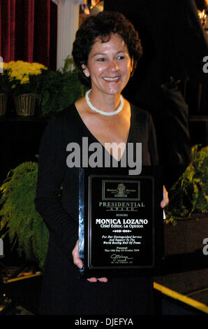 16. Oktober 2004; Commerce, CA, USA; LA Opinion (Los Angeles größte spanische Tageszeitung) Chefredakteur MONICA LOZANO erhält statt der Präsident Award auf dem 25. World Boxing Hall Of Fame Bankett im Commerce Casino. Stockfoto