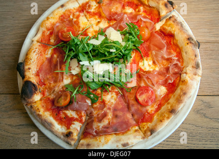 San-Daniele-Pizza mit Rucola und Prosciutto Stockfoto