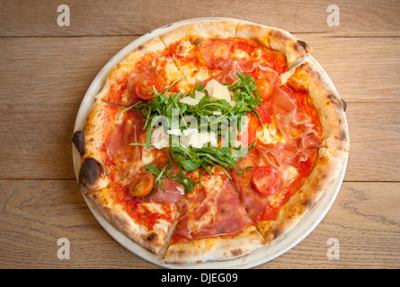 San-Daniele-Pizza mit Rucola und Prosciutto Stockfoto