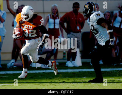 16. Oktober 2004; Austin, TX, USA; NCAA College Football - Texas Vs Missouri - Cedric Benson führt in das freie Feld gegen Missouri in der zweiten Hälfte Samstag, 16. Oktober 2004 im Memorial Stadium. Benson hatte 150 Yards hetzen und zwei TDs in führenden Longorns vorbei die Tigers, 28-20. Stockfoto