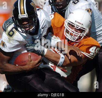 16. Oktober 2004; Austin, TX, USA; NCAA College Football - Texas Vs Missouri - Texas Linebacker Eric Hall vergreift sich Missouri Quarterback Brad Smith hinter der Line Of Scrimmage Memorial Stadium in der ersten Halbzeit Samstag, 16. Oktober 2004. Stockfoto